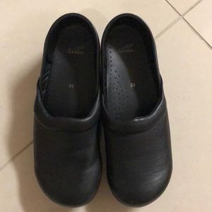 Flat black danskos